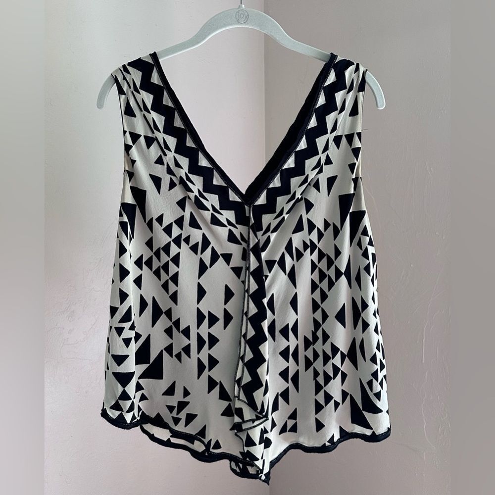 BCBGMAXAZRIA 100% Silk Abstract Black and Cream Geometric V-Neck Tank Blouse M